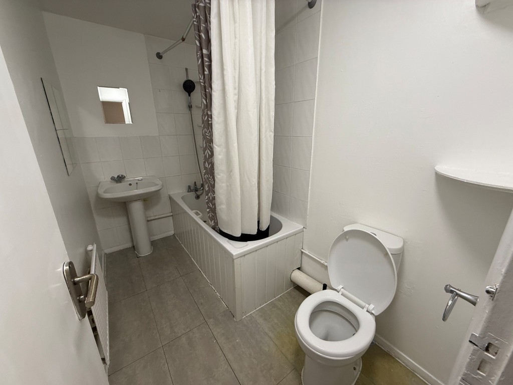 Lot: 158 - HOUSE FOR IMPROVEMENT - Three piece bathroom